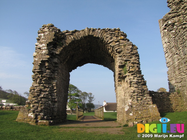 SX05494 Remaining arch of old gate to Ogmore Castle